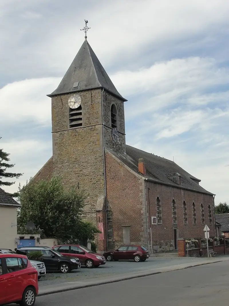 Église paroissale du Saint-Sauveur à Petit-Enghien. La tour de façade massive semble de style romane semble remonter au XIIIe s.…