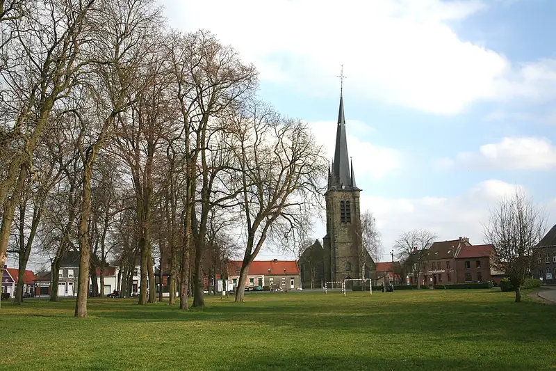 Pommerœul (Belgique), place Hautchamp - L’église Notre-Dame (XIII/XVIIe siècles) et son clocher penché (XVe siècle - 1m80 hors…