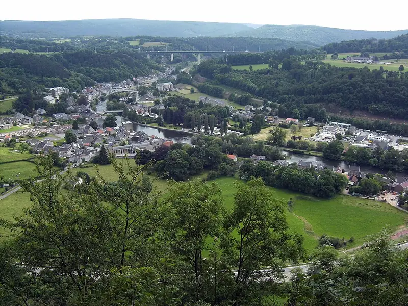 Remouchamps, vue depuis la Heid des Gattes, Belgique ; à l'arrière-plan, le viaduc de l'autoroute A26 (E25)