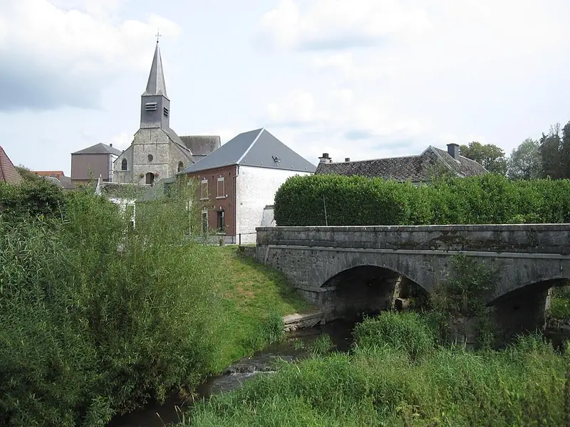 Le pont sur la Hantes et l'église Saint-Martin de Renlies