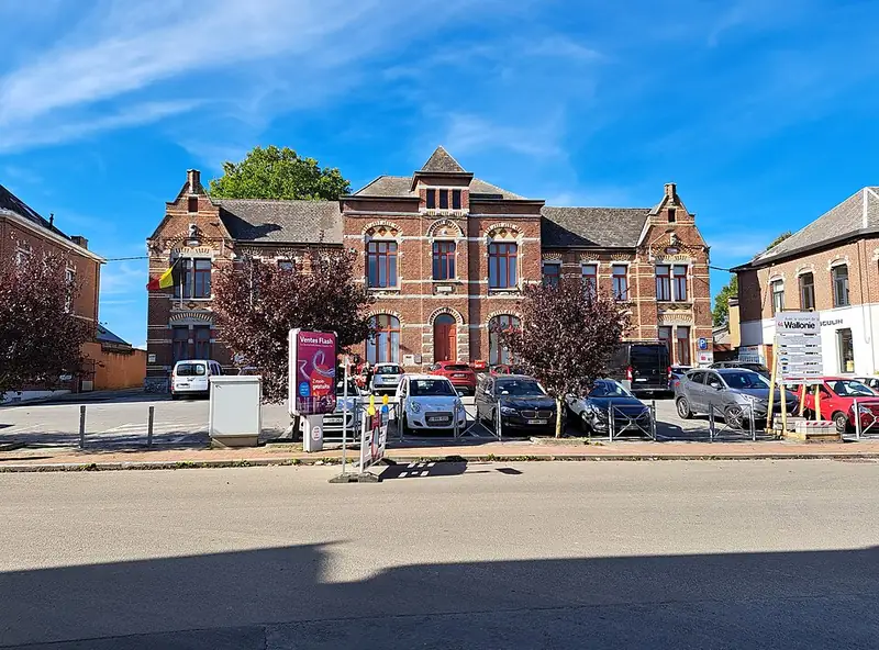 Photo de l'ancienne maison communale de Ressaix, petit village près de Binche, en Belgique. Photo prise depuis l'avenue Victor…