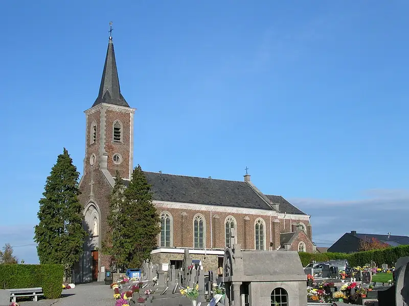 L'église Ste Julienne bordée par le cimetière de Retinne