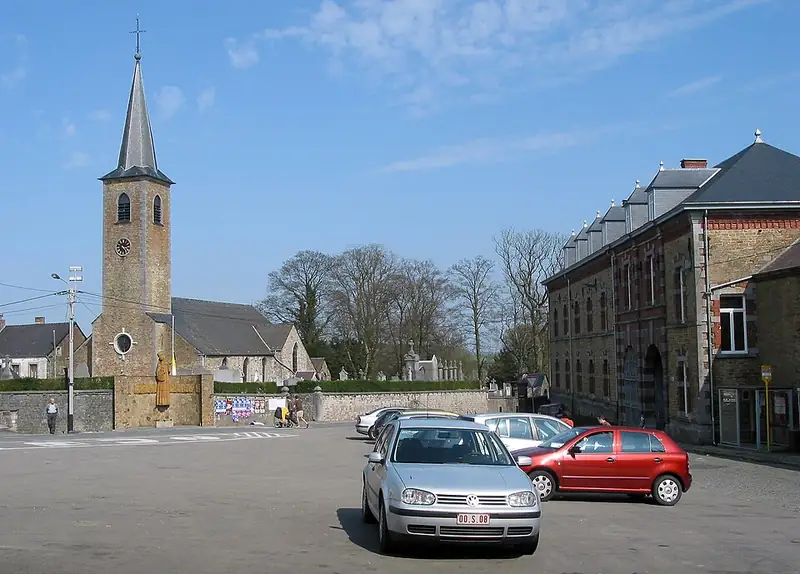Saint-Gérard (Belgique), l'église Saint-Etienne (XVI/XVIIIe siècles) et l'entrée de l'abbaye de Brogne