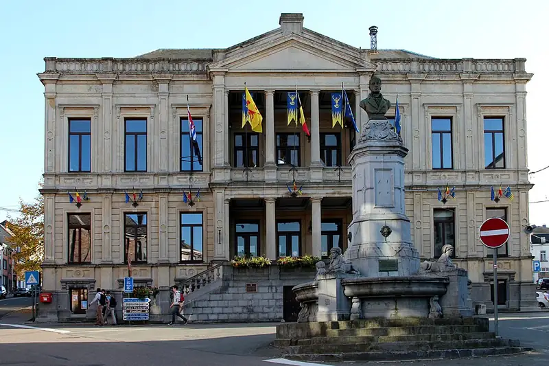 Saint-Hubert (Belgique), Place du Marché - La fontaine Pierre-Joseph Redouté et l'hôtel de ville