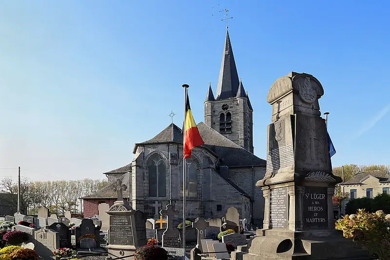 L'église, le cimetière et le monument aux morts de Saint-Léger (Estaimpuis), Belgique
