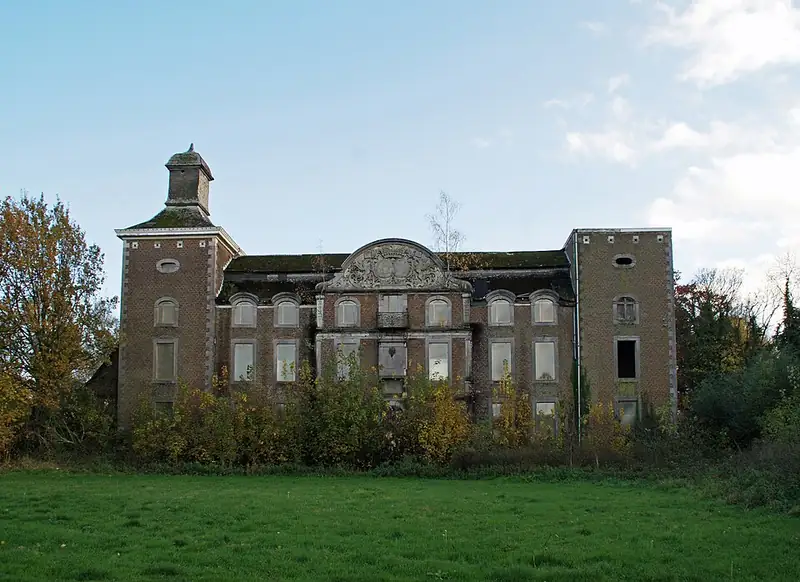 Saive: Façade avant du château des comtes de Méan