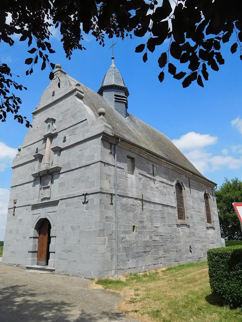 La chapelle Notre-Dame del Pilar se trouve sur la route qui va de Salles à la ville de Chimay, en Belgique