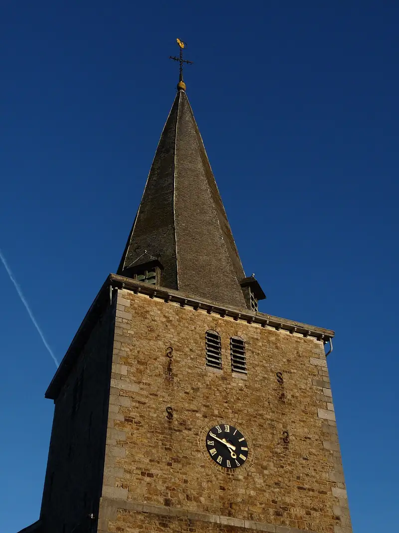 Clocher de l'église de Sart-lez-Spa (Belgique) qui est légèrement tors