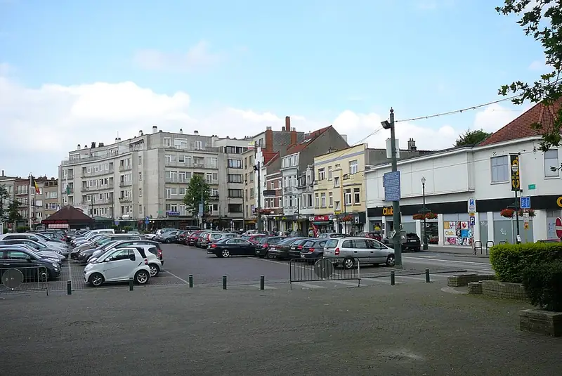 Place Dumon à Woluwe-Saint-Pierre, en Région bruxelloise, Belgique, en juillet 2016