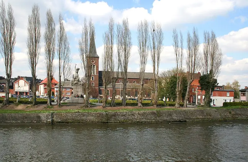 Tamines, Place Saint-Martin, l'église Saint-Martin et le monument érigé en souvenir des victimes du massacre du 22 août 1914