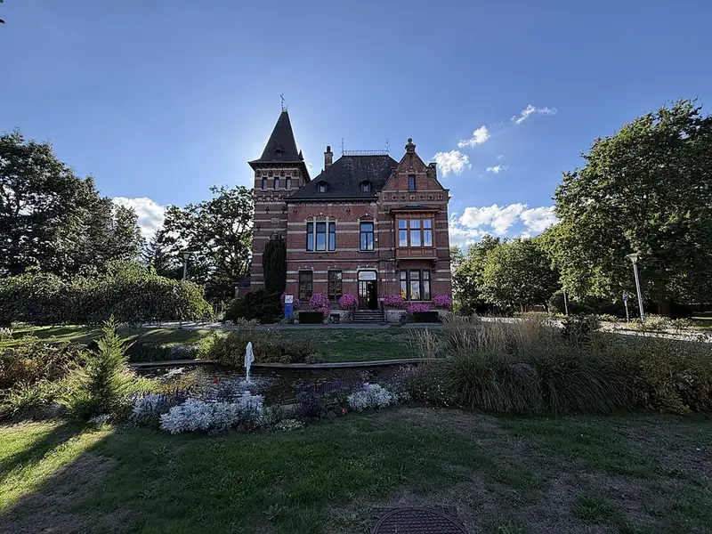 Château Escoyez à Tertre abritant l’administration communale de Saint-Ghislain