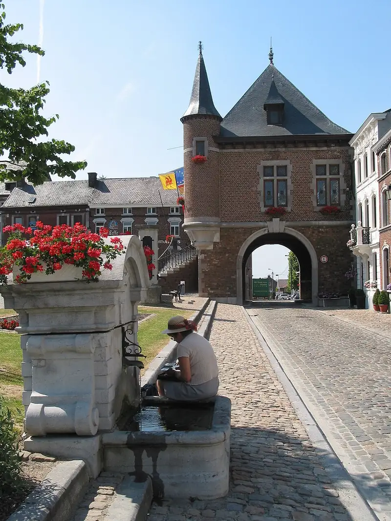Thimister-Clermont (Belgique), la fontaine et l’hôtel de ville (1888)