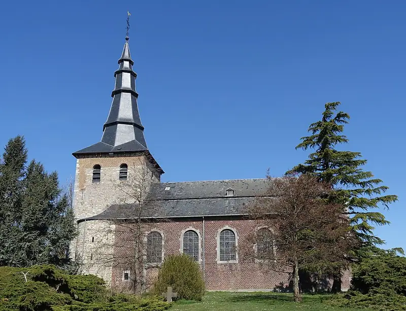 Église Saint-Martin Thisnes (Hannut) La tour carrée classée fut construite vers le début du XIIIme siècle; elle servait de refuge…
