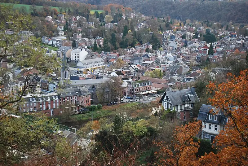 Vue du quartier de Sur-le-Mont, sur la rive gauche de l'Ourthe, au dessus de Tilff (commune d'Esneux, dans la province de Liège,…