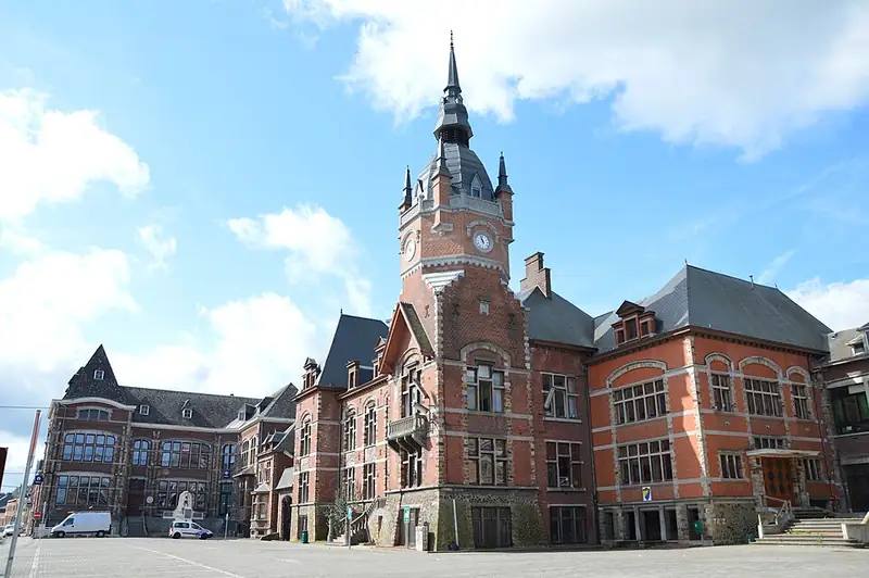 Vue d'ensemble avec corps de bâtiments côté beffroi
