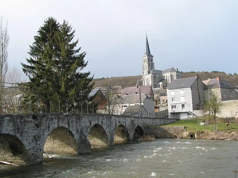 Treignes (Belgique), le vieux pont sur le Viroin et l'église des Saints Ruffin et Valère (1871-1872)