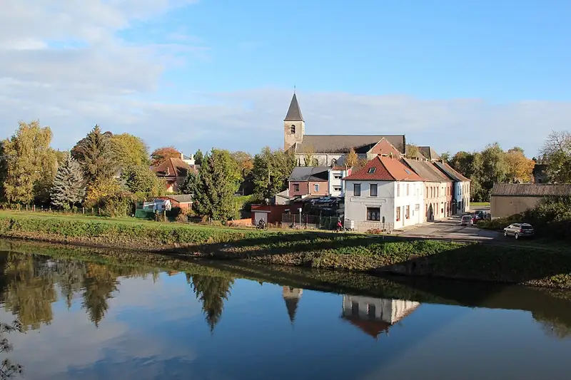Vaulx (Belgique), le village vu du pont sur l'Escaut