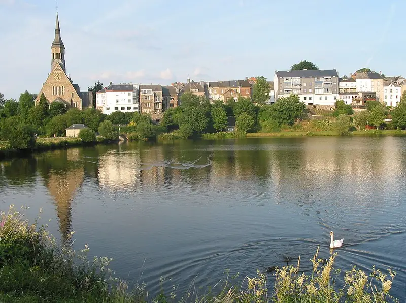 Vielsalm (Belgique), la ville se reflétant dans son lac