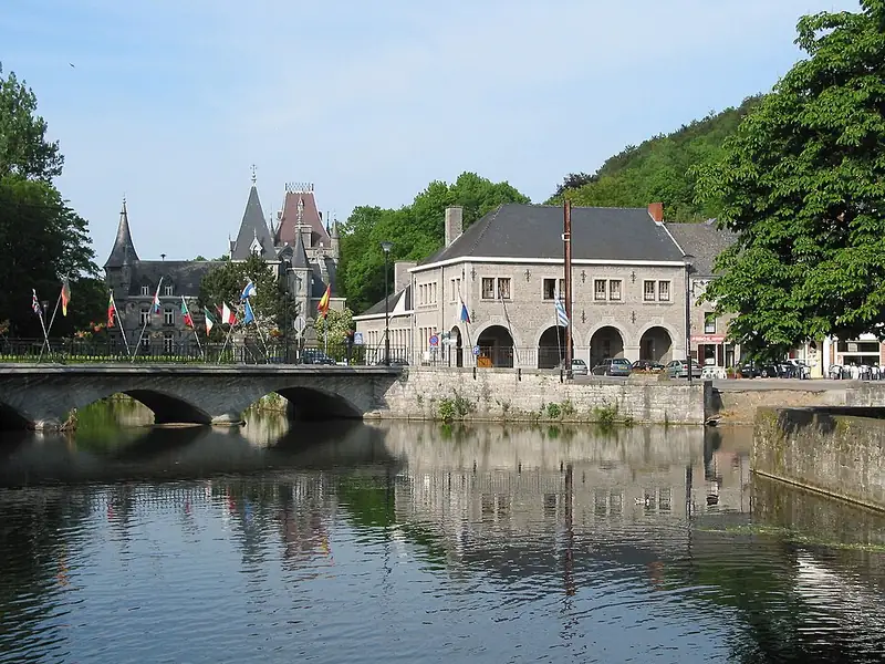 Nismes (Belgique), le château, le bureau de poste et le pont sur l'Eau Noire