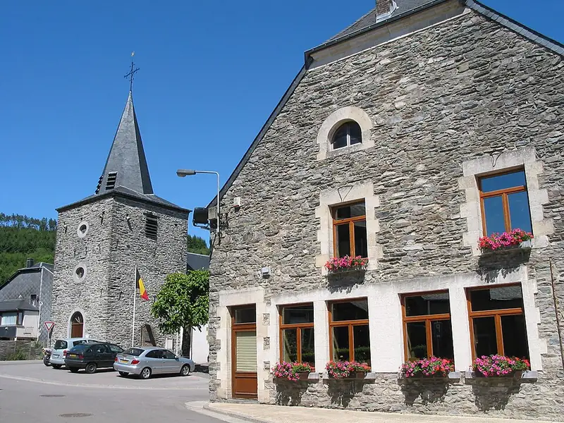 Vresse-sur-Semois (Belgique), la maison communale et l'église Saint-Lambert (1768)