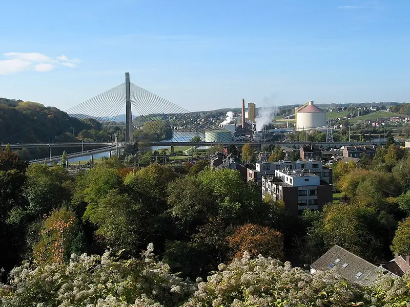 Wanze (Belgique), le pont "Père Pire", la Meuse et la sucrerie
